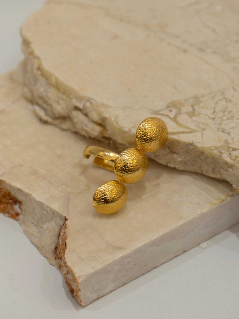 anillo esferas doradas