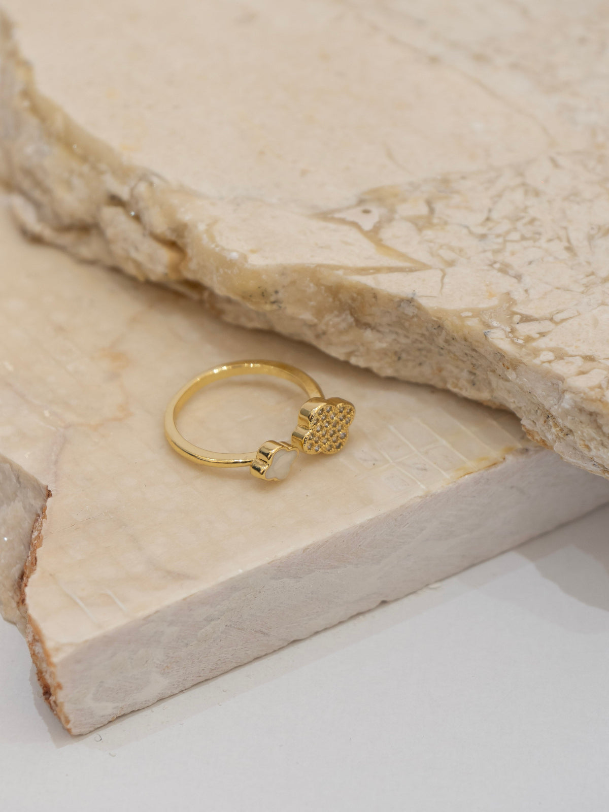 anillo trébol nacar