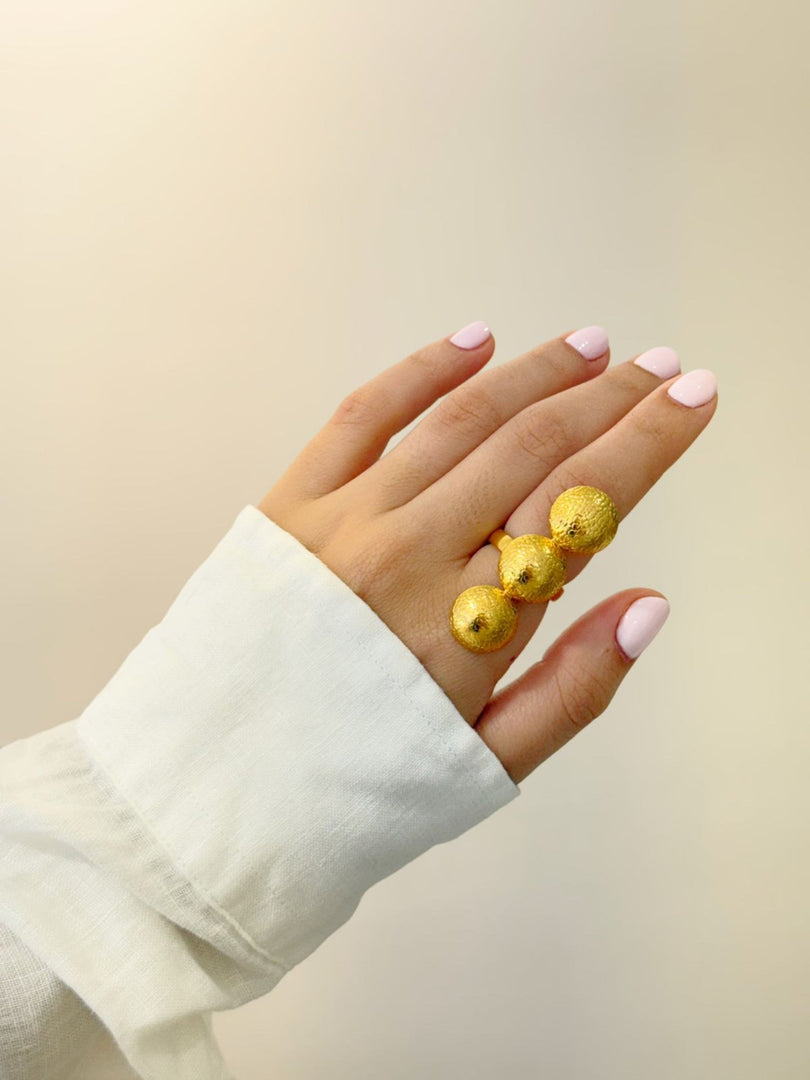 anillo esferas doradas